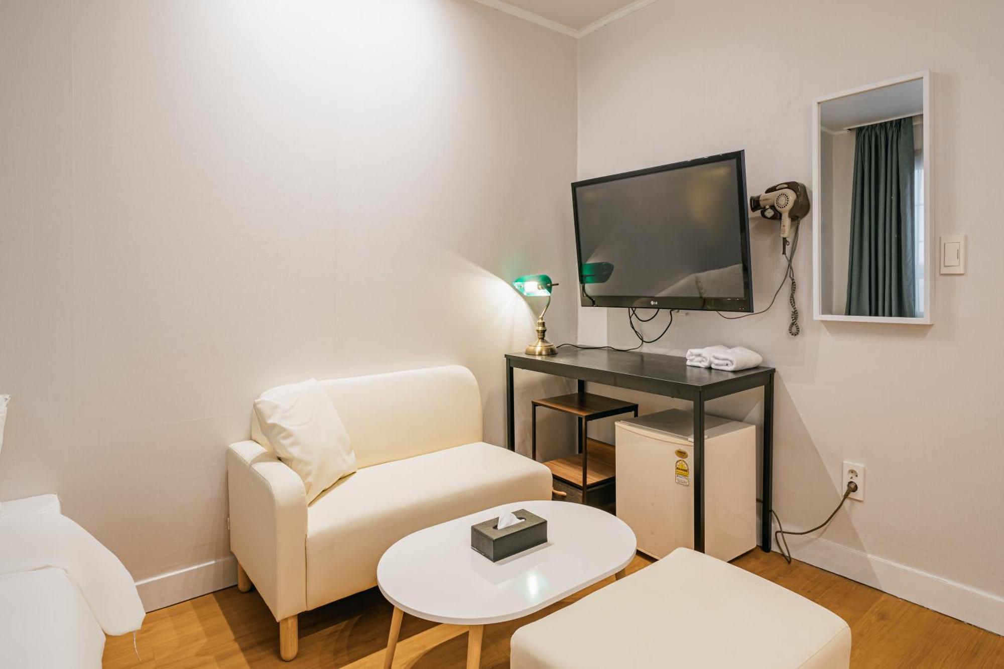 Lofy House Hostel Jeju Bagian luar foto